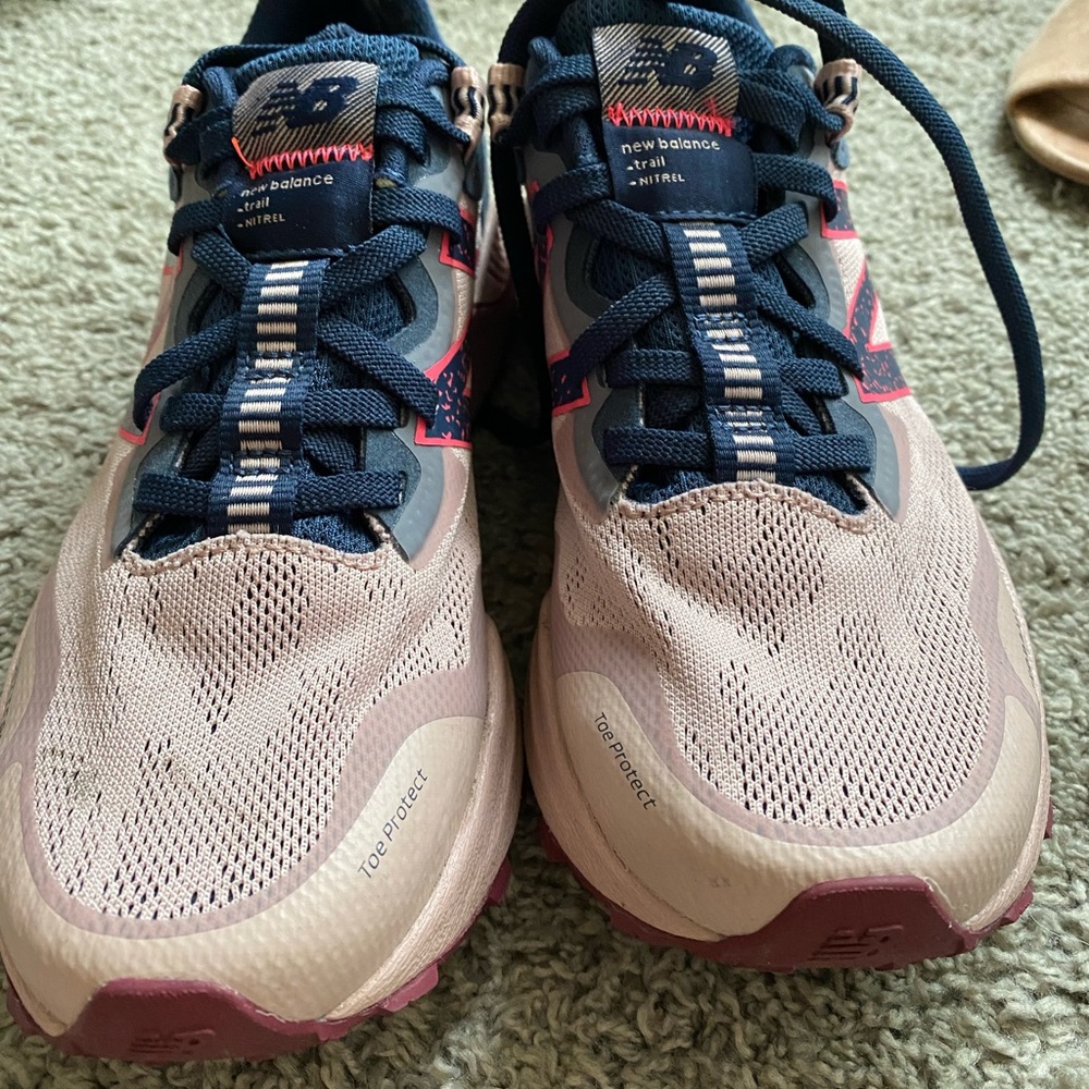Womens New Balance tennis shoes, size 8.